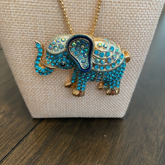 NEW Betsey Johnson Blue and Gold Elephant Pendant Necklace - Picture 2 of 3